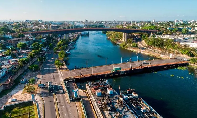 El puente basculante conectará la avenida Francisco Caamaño Deñó (antigua avenida del Puerto) con la avenida Malecón, en Villa Duarte, y sustituirá el viejo puente flotante que aún está en servicio y que conecta el Distrito Nacional con el municipio Santo Domingo Este.