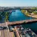 El puente basculante conectará la avenida Francisco Caamaño Deñó (antigua avenida del Puerto) con la avenida Malecón, en Villa Duarte, y sustituirá el viejo puente flotante que aún está en servicio y que conecta el Distrito Nacional con el municipio Santo Domingo Este.