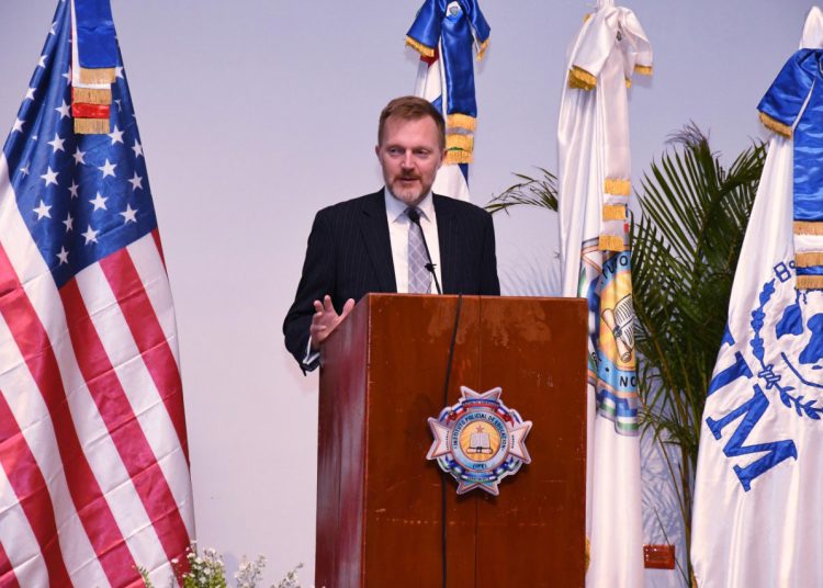 El encargado de Negocios de los Estados Unidos, Robert Thomas.