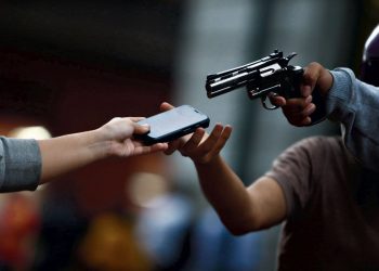 El análisis también muestra que los homicidios afectan desproporcionadamente a la población joven.