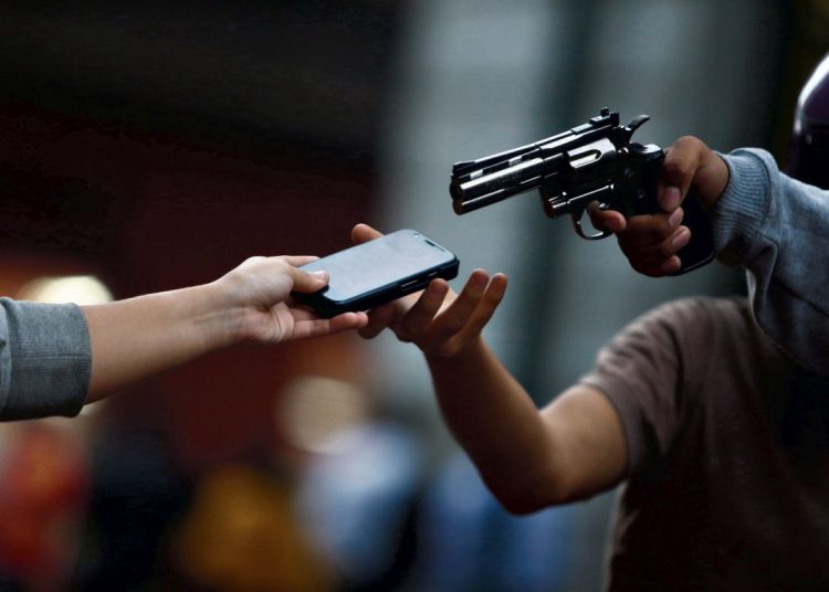 El análisis también muestra que los homicidios afectan desproporcionadamente a la población joven.