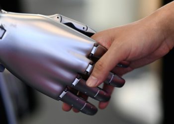 El método convencional para unir tejidos a objetos artificiales, como la cara de un robot, es engancharlos en protuberancias, pero esto hace que al moverse sus expresiones sean extrañas.