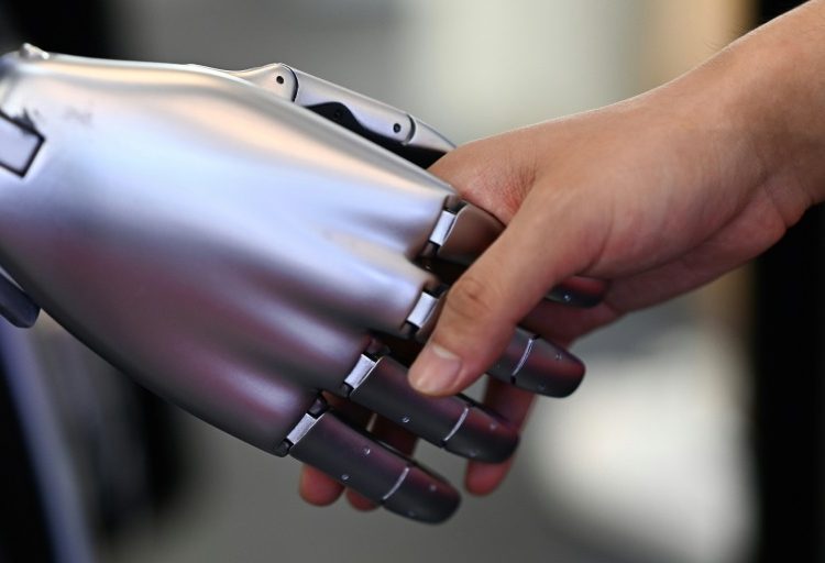 El método convencional para unir tejidos a objetos artificiales, como la cara de un robot, es engancharlos en protuberancias, pero esto hace que al moverse sus expresiones sean extrañas.