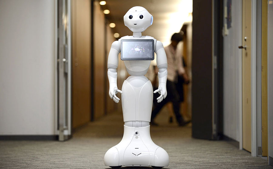 Pepper, con una altura de 120 centímetros y una pantalla en su pecho, utiliza una tecnología desarrollada por cocoro SB Corp que le permite generar artificialmente sus propias emociones.