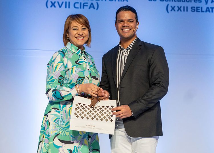 Rosanna Ruiz, presidente ejecutiva de la ABA, y Ramón González, presidente de la AOCRD.