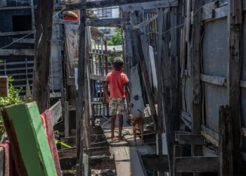 Fotografía de un niño en las calles de una favela el 9 de diciembre de 2022, en Recife, Brasil. La población más pobre de Brasil aviva sus esperanzas con el retorno de la "mirada social" de Luiz Inácio Lula da Silva, un hijo del noreste, la región más necesitada del país y donde el presidente electo arrasó en las elecciones. | Carlos Ezequiel Vannoni, EFE.