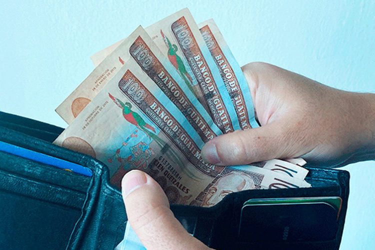 Por su parte los salarios agrícolas en el resto del país subirán hasta los 102,44 quetzales (€11.95 ). Fuente externa.