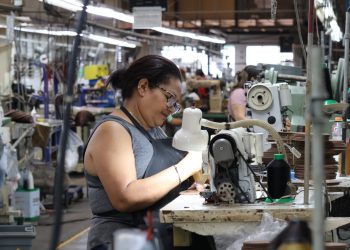 En términos de empleo, el sector manufacturero generó en promedio 151,919 empleos formales directos a octubre de 2025.