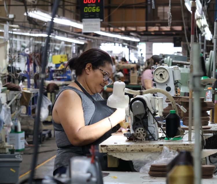 En términos de empleo, el sector manufacturero generó en promedio 151,919 empleos formales directos a octubre de 2025.