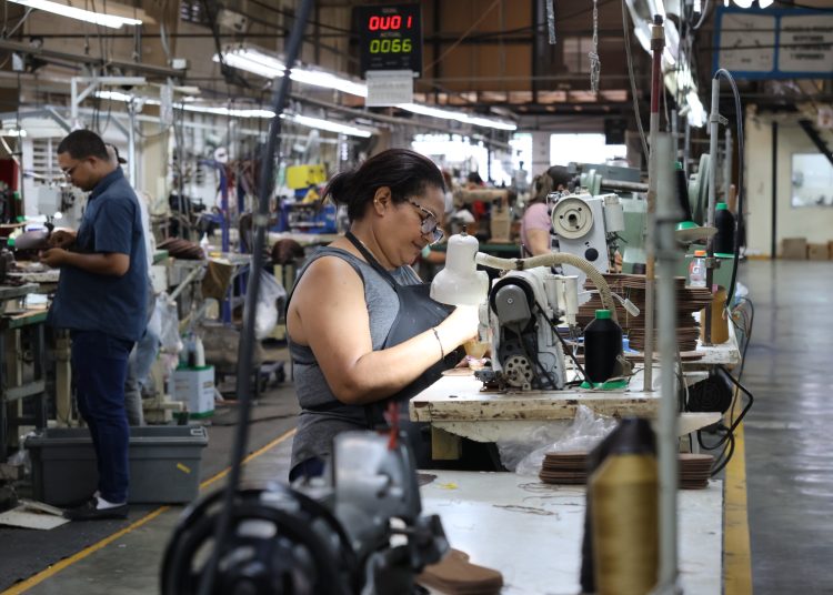 Los técnicos en empresas de confecciones y textiles cobraban RD$7,731.74 semanal, que al mes se convertían en 33,504.20 al mes. / Foto: Ronny Cruz