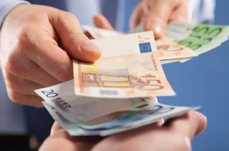 Economista considera que aumento salarial impulsa la recuperación del poder adquisitivo, pero proporciona "una señal incómoda" para el BCE antes de acometer el próximo mes de junio su esperado recorte de los tipos de interés.