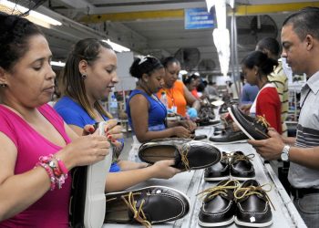 Santo Domingo (25,299), Santiago (28,518), Espaillat (2,277), Sánchez Ramírez (43), San Cristóbal (15,423), Pedernales (475) e Independencia (93) destacan entre las provincias con mayor empleomanía de mujeres. - Fuente externa.