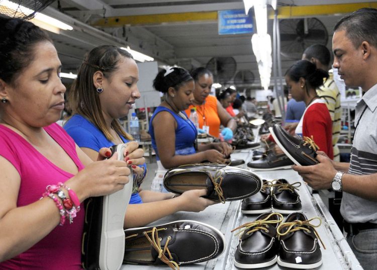 Santo Domingo (25,299), Santiago (28,518), Espaillat (2,277), Sánchez Ramírez (43), San Cristóbal (15,423), Pedernales (475) e Independencia (93) destacan entre las provincias con mayor empleomanía de mujeres. - Fuente externa.