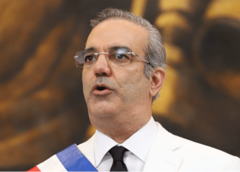 De cara al futuro, Abinader anunció que en 2025 se entregarán tres nuevos hospitales traumatológicos de tercer nivel ubicados en Azua, Sosúa e Higüey.