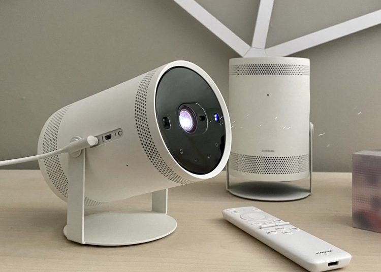 Samsung ha presentado el proyector Freestyle+, que introduce capacidades de inteligencia artificial para adaptar la pantalla.