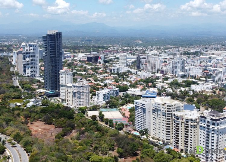 La apreciación de la moneda dominicana en un ambiente inflacionario también aporta al clima de confianza de los entes económicos y los consumidores finales y por esa vía a la estabilidad. | Omar Marte