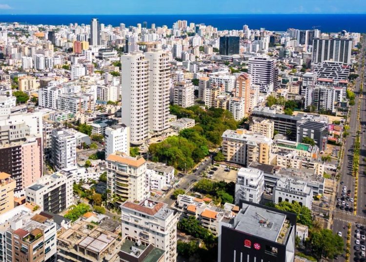 En cuanto a la inflación, Fitch señala que se ha mantenido baja y estable, con un promedio de 3.6% hasta octubre.