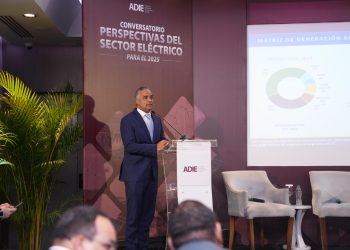 El ministro Joel Santos encabeza el conversatorio "Perspectiva del Sector Eléctrico para 2025".