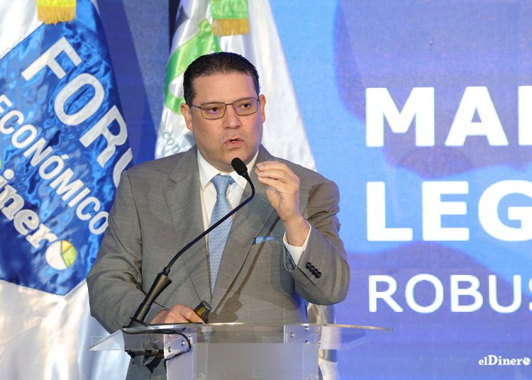 Eduardo Sanz Lovatón, director general de Aduanas en el Foro Económico elDinero 2025.