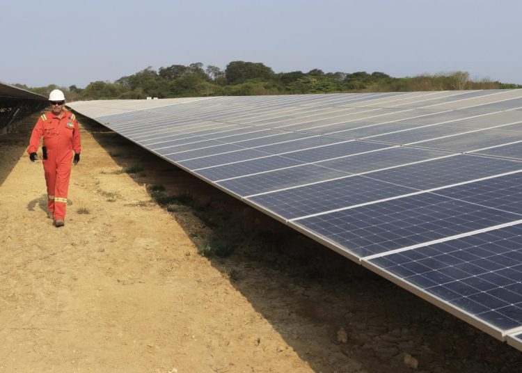 Este tipo de crisis ya se han visto este año en varios países de la región que han tenido que programar apagones temporales para racionar la electricidad ante la imposibilidad de abastecer toda su demanda nacional.