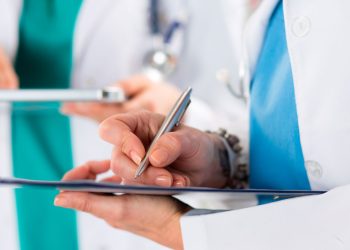 El sector de ciencias de la vida enfrenta mayores costos, regulación más estricta y aceleración de la digitalización impulsada por la IA.