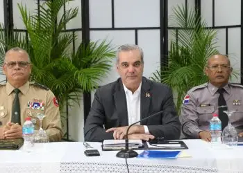 En compañía del jefe de Estado están los ministros, de Defensa, teniente general Carlos Antonio Fernández Onofre; de Interior y Policía, Faride Raful; el director de la Policía Nacional, mayor general Ramón Antonio Guzmán Peralta.