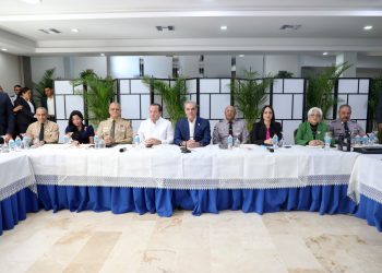 En compañía del jefe de Estado están los ministros, de Defensa, teniente general Carlos Antonio Fernández Onofre; de la Presidencia, José Ignacio Paliza; de Interior y Policía, Faride Raful; el director de la Policía Nacional, mayor general, Ramón Antonio Guzmán Peralta y otros funcionarios.