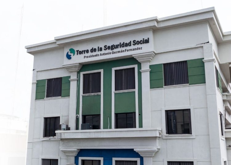 Trabajadores dominicanos aportan al Sistema Dominicano de Seguridad Social, fortaleciendo la cobertura y beneficios del régimen contributivo.