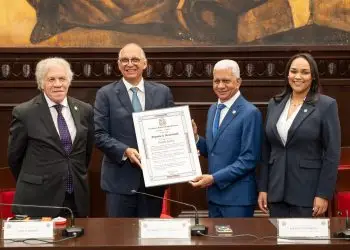 En el acto presidido por el presidente del Senado, Ricardo de los Santos, estuvieron presentes la vicepresidenta de la Cámara de Diputados, Dharuelly D’Aza, el secretario general de la OEA, Luis Almagro, y otros funcionarios. 