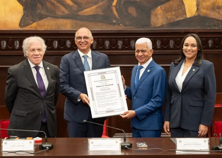 En el acto presidido por el presidente del Senado, Ricardo de los Santos, estuvieron presentes la vicepresidenta de la Cámara de Diputados, Dharuelly D’Aza, el secretario general de la OEA, Luis Almagro, y otros funcionarios. 