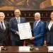 En el acto presidido por el presidente del Senado, Ricardo de los Santos, estuvieron presentes la vicepresidenta de la Cámara de Diputados, Dharuelly D’Aza, el secretario general de la OEA, Luis Almagro, y otros funcionarios. 
