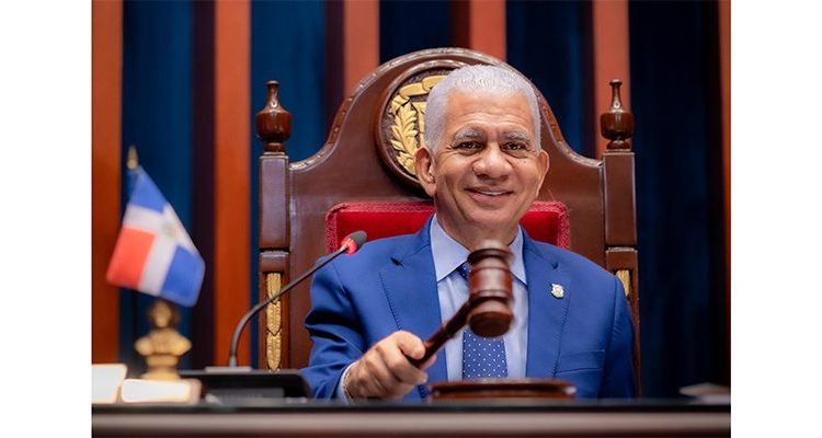 El senado Ricardo de los Santos.