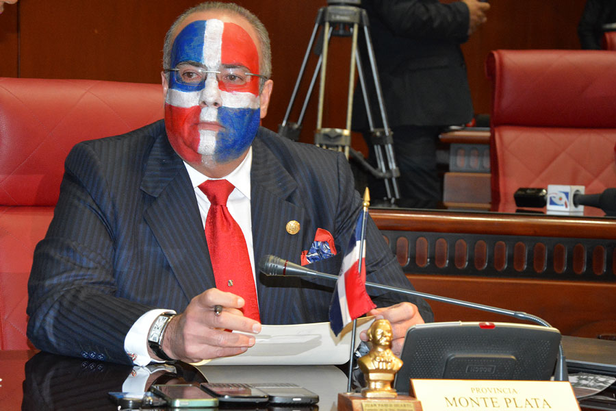 El senador Charles Mariotti asistió con la bandera dominicana pintada en su rostro a la sesión de ayer./Gabriel Alcántara