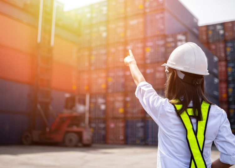 Las mujeres que logran insertarse en mercados internacionales participan con una proporción más baja, donde solo una de cada cinco empresas que exporta es liderada o es propiedad de mujeres. | Shutterstock.