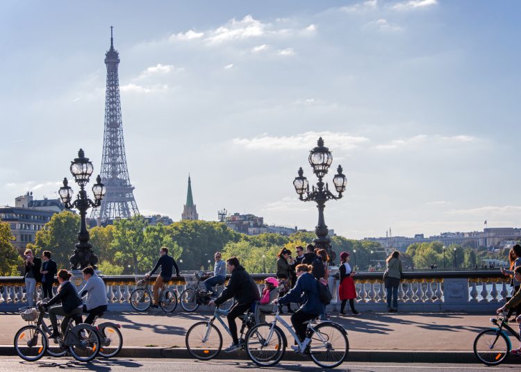 Personas montando bicicleta en París - Fuente externa.