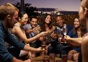 Grupo de amigos compartiendo - Fuente externa.