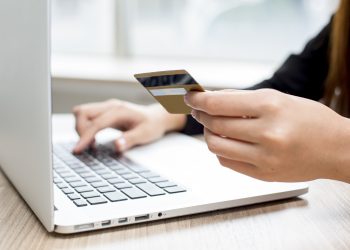 Desglosadas las estadísticas por tipo de “plástico”, se evidencia que los pagos no presentes vía internet con tarjetas de débito dentro del territorio dominicano ocupan el primer lugar. - Fuente externa.