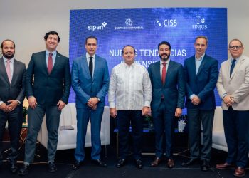 El diálogo estuvo presidido por el ministro de la Presidencia, José Ignacio Paliza; el superintendente de Pensiones, Francisco A. Torres; el presidente de la Comisión Bicameral que estudia las modificaciones a la ley, diputado Rafael Castillo; y el vicepresidente ejecutivo de la Finjus, Servio Tulio Castaños.