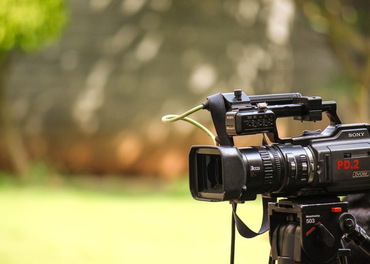 Explican que una alternativa es utilizar un pequeño distribuidor que lleva pantallas portátiles al interior del país. Pixabay.