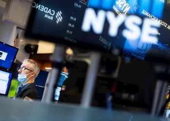 El S&P 500 perdió un 0.11%, hasta los 6,198 enteros, y el tecnológico Nasdaq cayó un 0.82%, hasta las 20.202 unidades.