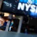 El S&P 500 perdió un 0.11%, hasta los 6,198 enteros, y el tecnológico Nasdaq cayó un 0.82%, hasta las 20.202 unidades.