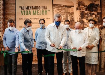 Luis Abinader y José González Corripio realizan el corte de cinta, les acompañan Carolina Mejía, Víctor Bisonó, Alejandro González Cuadra, José Miguel González Cuadra, José Manuel González Cuadra, María Isabel Cuadra Conzález y Isabel González Cuadra.