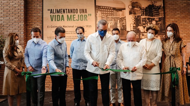Luis Abinader y José González Corripio realizan el corte de cinta, les acompañan Carolina Mejía, Víctor Bisonó, Alejandro González Cuadra, José Miguel González Cuadra, José Manuel González Cuadra, María Isabel Cuadra Conzález y Isabel González Cuadra.
