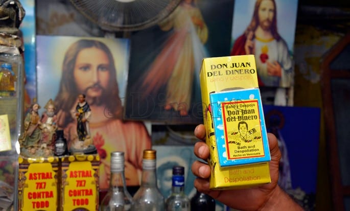 Además de hierbas, las botánicas también venden artículos propios de la santería para atraer salud, dinero y amor. | Lésther Álvarez