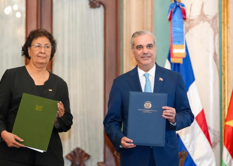 Los mandatarios destacaron la conectividad aérea entre Santo Domingo y Paramaribo como un puente para fortalecer el intercambio económico y turístico.