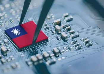Taiwán destaca como líder absoluto en la producción de estos chips gracias a su buque insignia, Taiwan Semiconductor Manufacturing Company (TSMC), compañía que aglutina el 60% del mercado global de fabricación de semiconductores y que tiene a Nvidia, AMD, Apple y Qualcomm entre sus principales clientes.