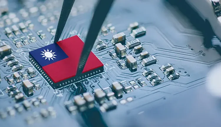 Taiwán destaca como líder absoluto en la producción de estos chips gracias a su buque insignia, Taiwan Semiconductor Manufacturing Company (TSMC), compañía que aglutina el 60% del mercado global de fabricación de semiconductores y que tiene a Nvidia, AMD, Apple y Qualcomm entre sus principales clientes.