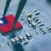 Taiwán destaca como líder absoluto en la producción de estos chips gracias a su buque insignia, Taiwan Semiconductor Manufacturing Company (TSMC), compañía que aglutina el 60% del mercado global de fabricación de semiconductores y que tiene a Nvidia, AMD, Apple y Qualcomm entre sus principales clientes.