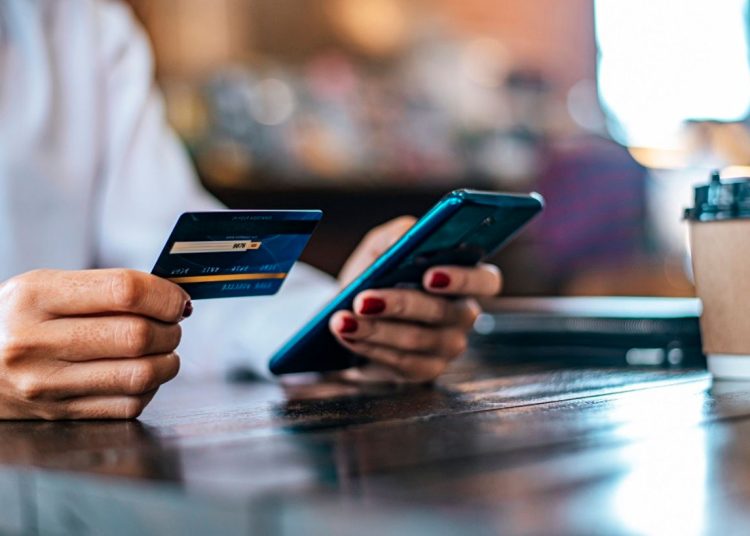 Al desglosar las cifras por tipo de producto, se revela que las cuentas de ahorro encabezan la lista con 109,096 quejas, equivalente al 45.3% del total de reclamaciones, seguidas de las tarjetas de crédito, con 62,212 quejas, equivalente al 25.8%.