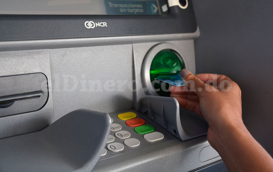 Las tarjetas de subsidios del Estado bancarizan a miles de dominicanos. | Lésther Álvarez